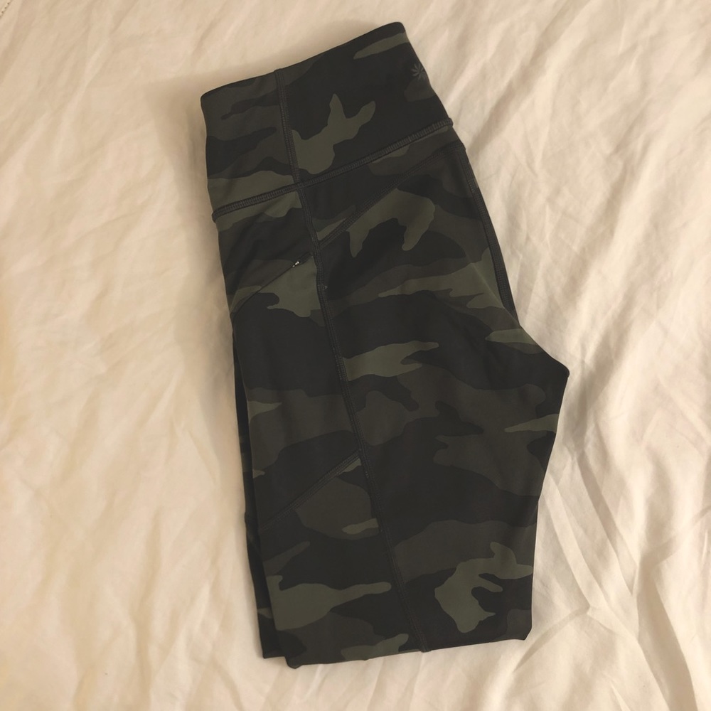 Athleta Ultimate Stash Pocket Camo 7/8 Tight